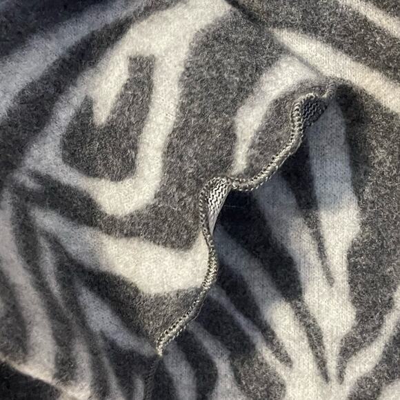 La La Land Creative Co. Women's Long Sleeve Zebra Print Hoodie Medium NWT - Picture 5 of 6